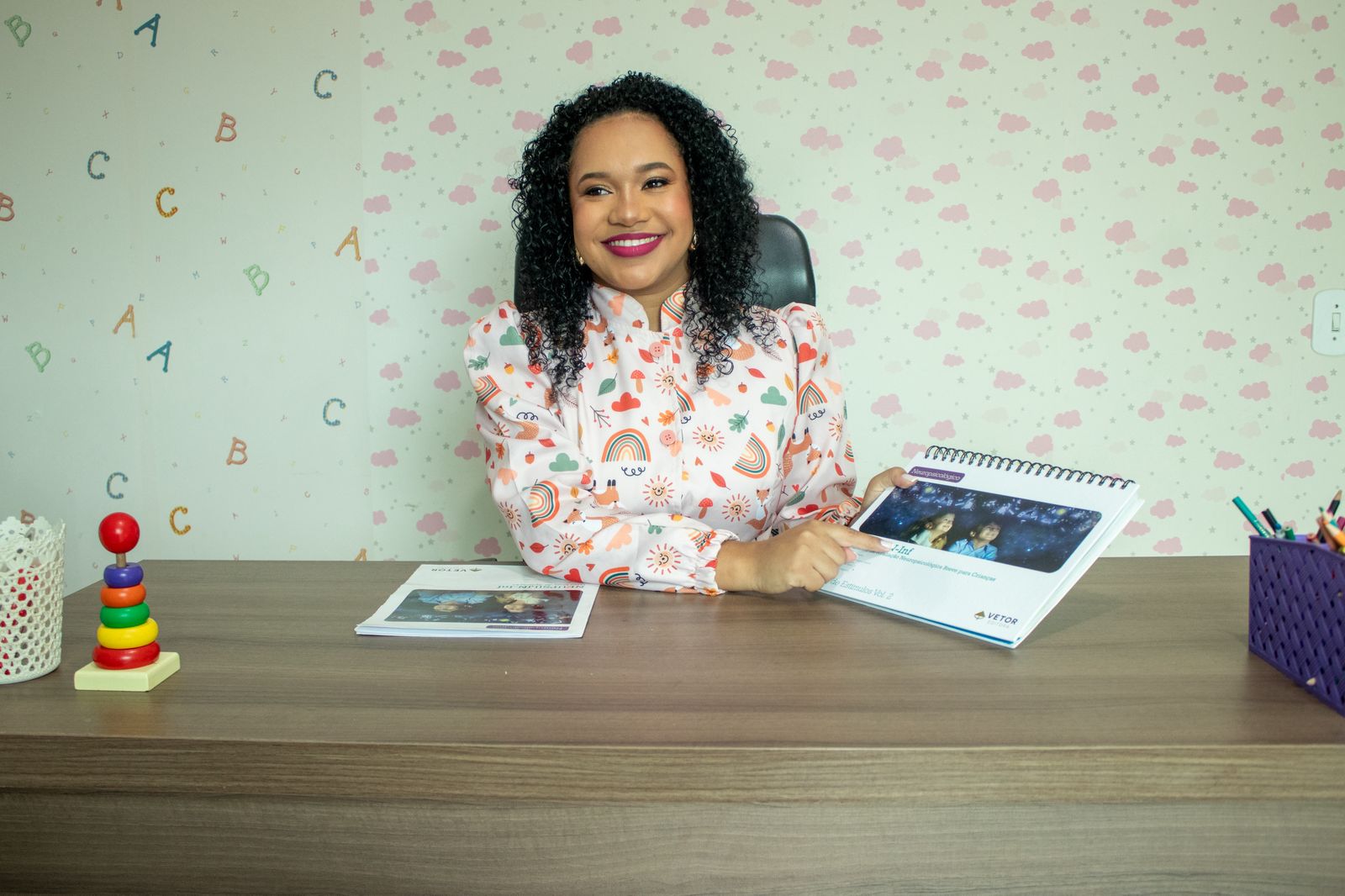 Dra. Jéssica Martins realizando atendimento de Neuropsicologia em seu consultório em Açailândia